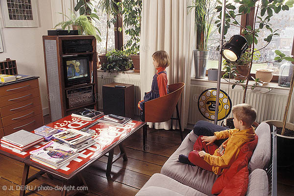 enfants devant la tlvision - children watching TV